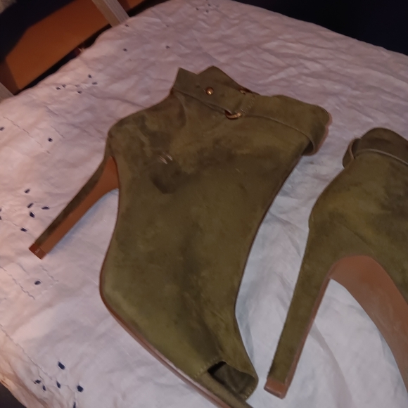 OLIVE GREEN SUEDE BOOTS - Picture 6 of 7